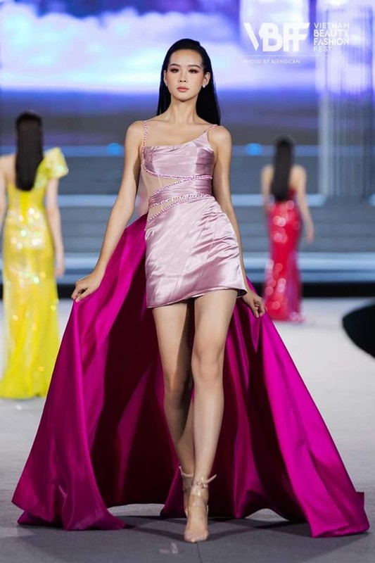 Doi chan cuc pham cua thi sinh Miss World Vietnam cao khung 1m85-Hinh-5