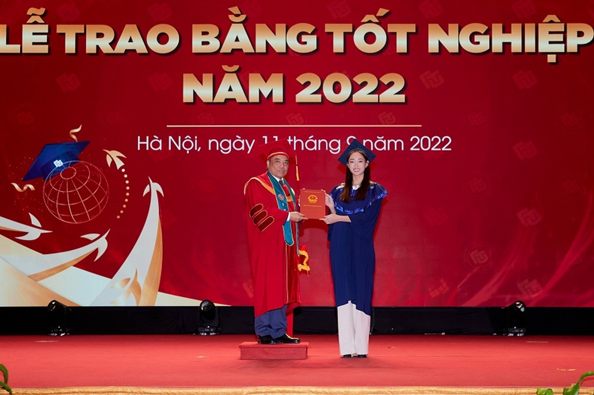 Luong Thuy Linh nhan bang tot nghiep xuat sac, fan vay kin “xin via“-Hinh-2