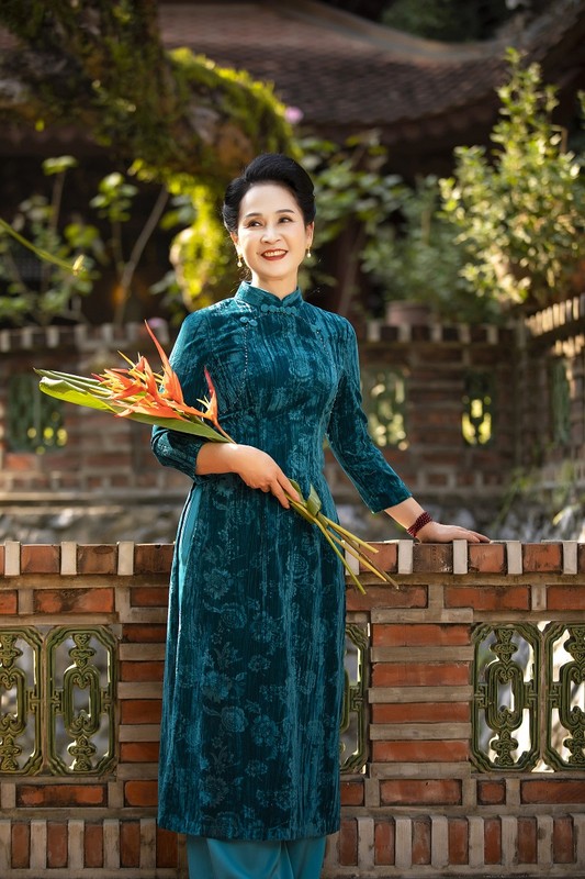 NSND Lan Huong, Chieu Xuan dien ao dai dep nen na-Hinh-3