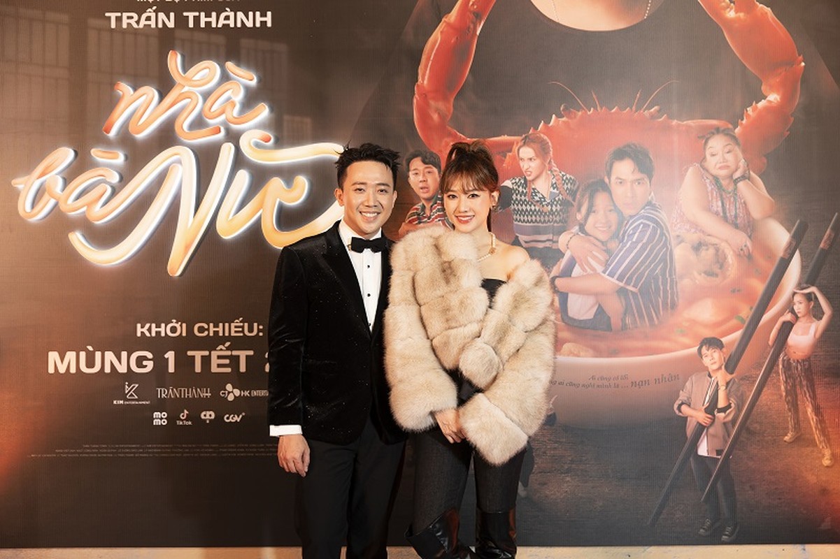 Tran Thanh - Hari Won hanh phuc sanh doi ra mat phim tai HN
