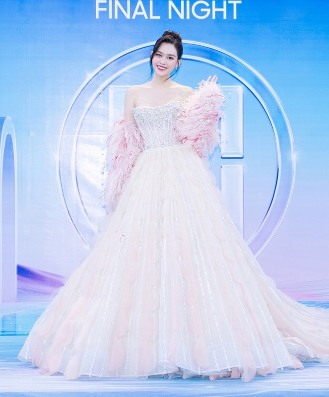 Dan hau long lay tren tham xanh chung ket Miss World Vietnam 2023-Hinh-12