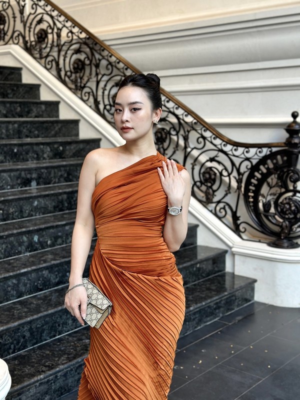 Thoi trang sang chanh cua “ngoc nu lookbook khong tuoi” Chi Hoang