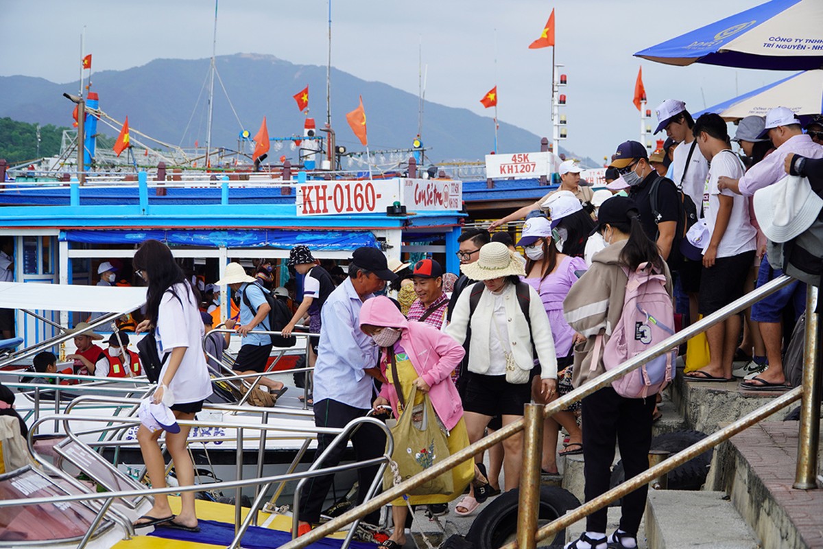 Hang chuc nghin nguoi di tour bien dao dip dau nam