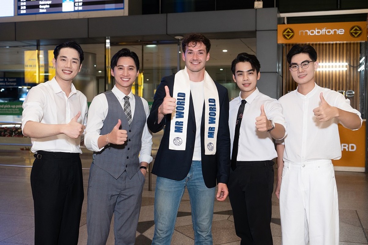 View - 	Ý Nhi ra sân bay đón đương kim Mr World 2019 đến Việt Nam 