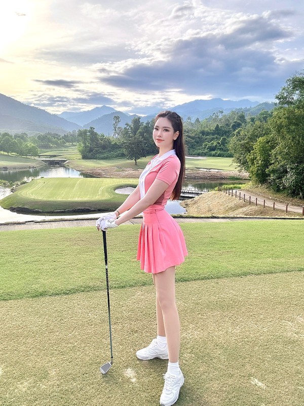 View - 	Cựu siêu mẫu Đào Lan Phương trẻ trung xinh đẹp trên sân golf 