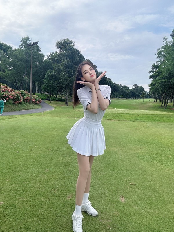 View - 	Cựu siêu mẫu Đào Lan Phương trẻ trung xinh đẹp trên sân golf 