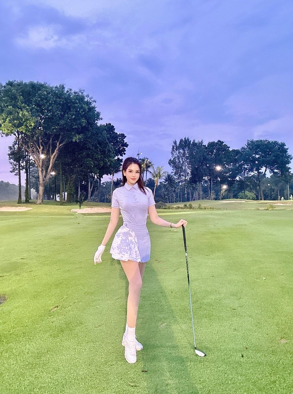 View - 	Cựu siêu mẫu Đào Lan Phương trẻ trung xinh đẹp trên sân golf 