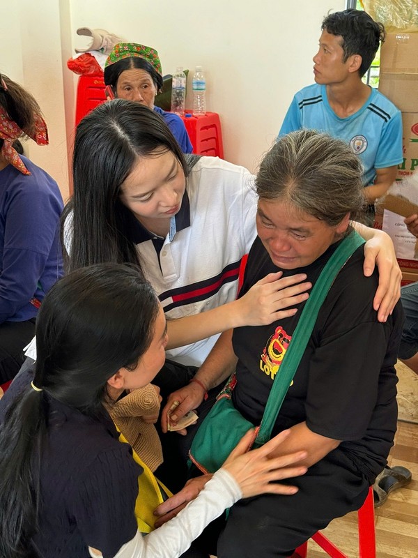 Hoa hau Thanh Thuy den Lang Nu ho tro nguoi dan-Hinh-4