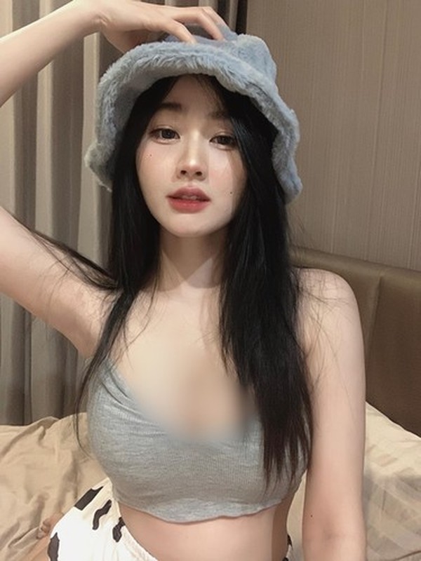 View - 	Đỏ mặt hot girl xinh đẹp mặc hở táo bạo khi dạo phố