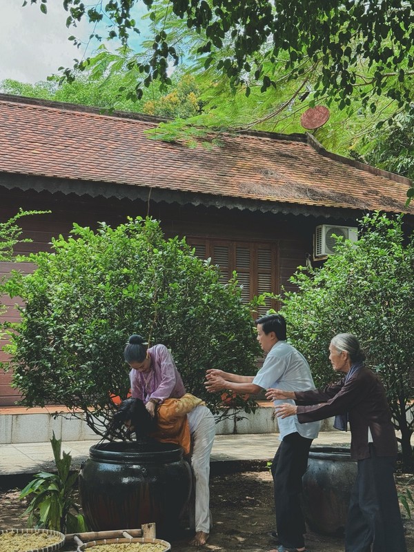 Duong Cam Lynh danh Thuy Diem sung mat tren phim truong-Hinh-2