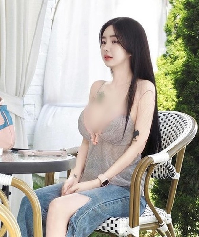 Hot girl sieu vong 1 dien noi y khoe voc dang nuot na