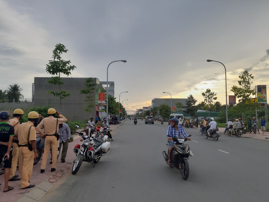 30 thanh thieu nien net pho dua xe, mot CSGT bi thuong khi truy duoi-Hinh-3