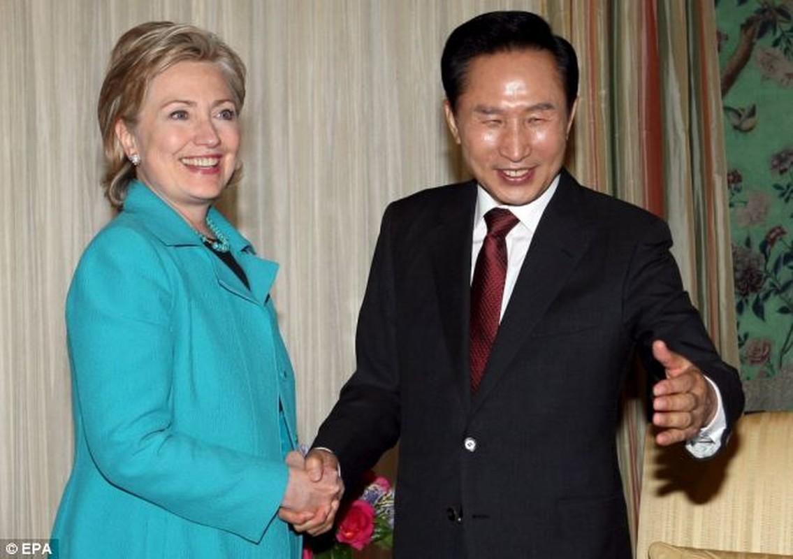 Nhung mau thoi trang cong du hang hieu cua ba Hillary Clinton-Hinh-2