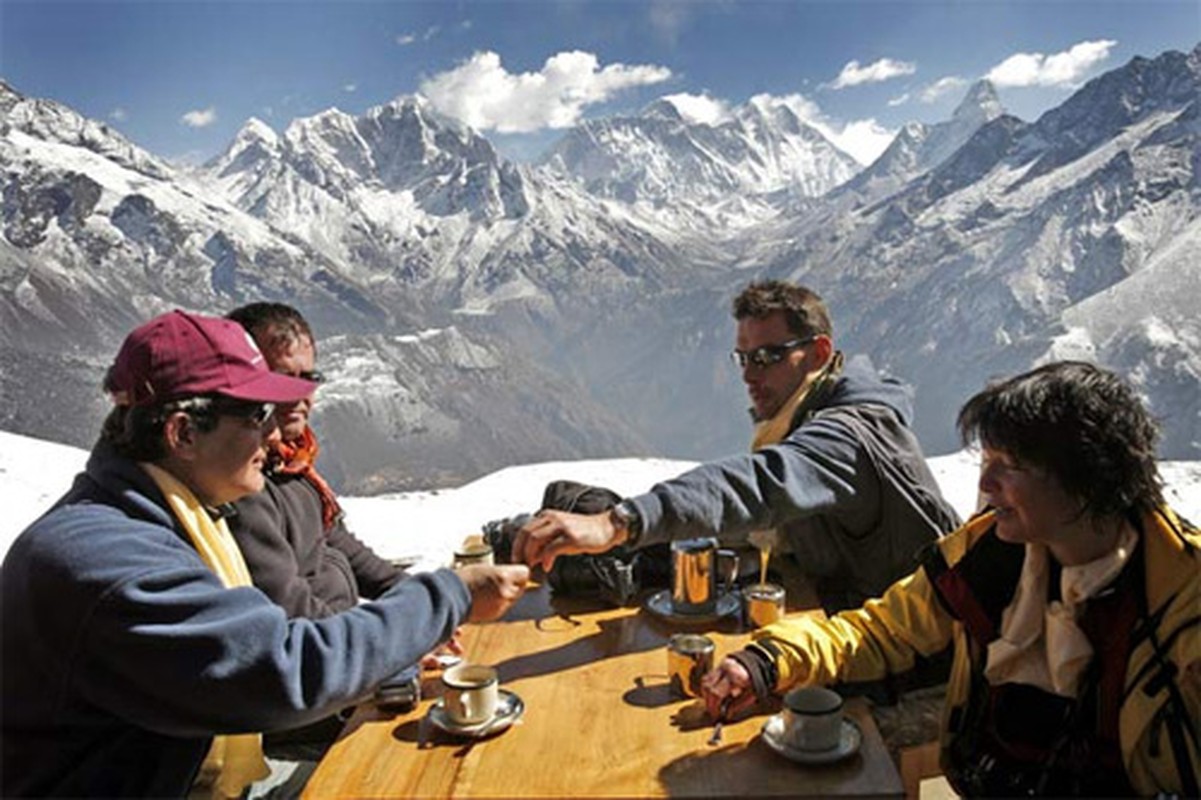 Choang ngop khach san cao ky luc tren dinh Everest o Nepal