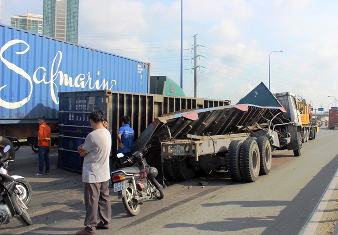 Xe container lạt gay tác tren dai lo nghin ty Sai Gon-Hinh-2