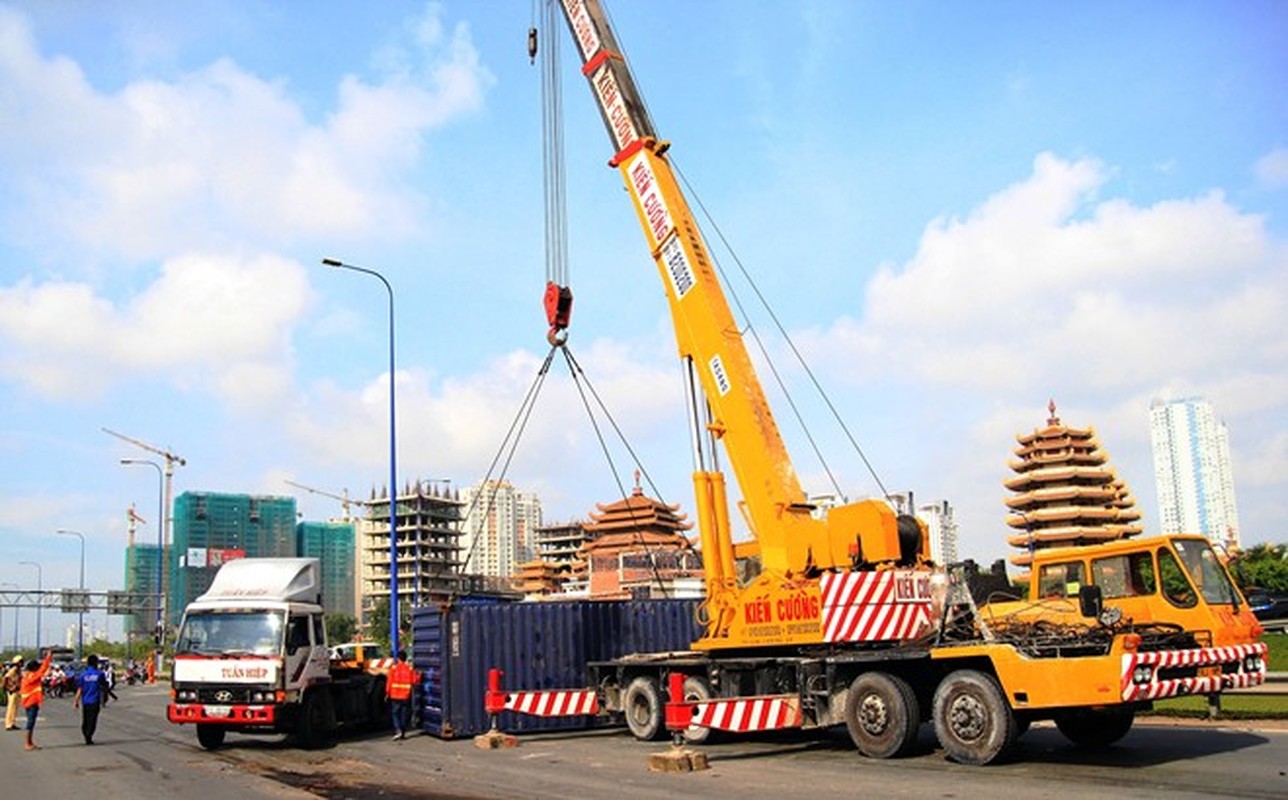 Xe container lạt gay tác tren dai lo nghin ty Sai Gon-Hinh-6