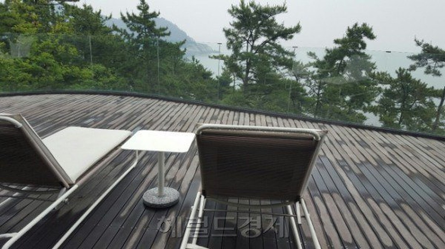 Tan muc resort “xin” vo chong Bae Yong Joon nghi trang mat-Hinh-5