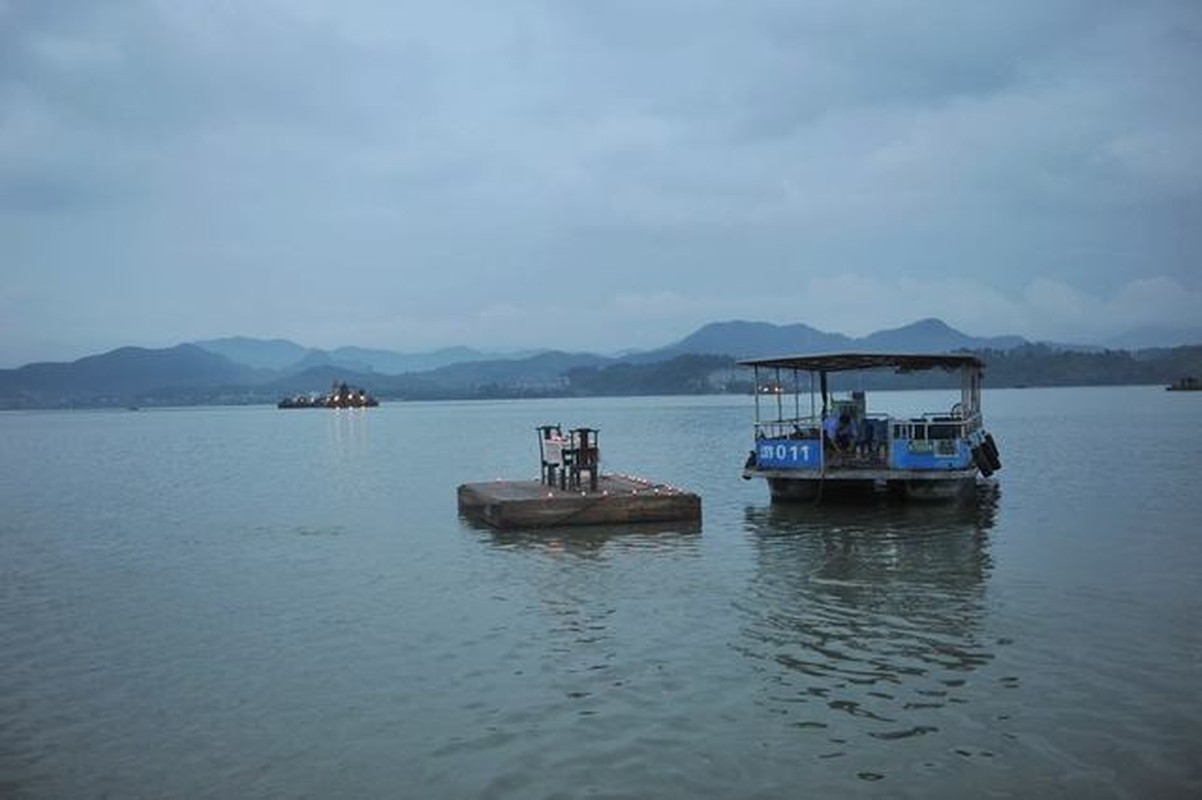 Trai nghiem lang man voi nha hang noi tren song-Hinh-3