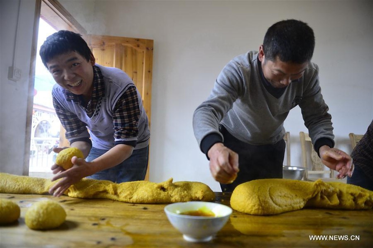 Ben trong nhung lang nghe lam thuc pham Tet-Hinh-9