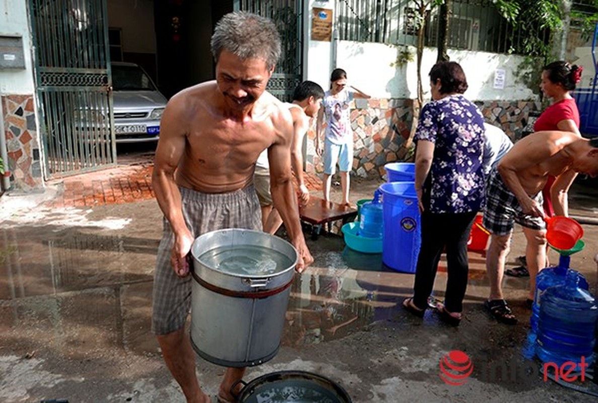 Dang long canh dan Thu Do xep hang xach nuoc giua ngay nang nong-Hinh-5