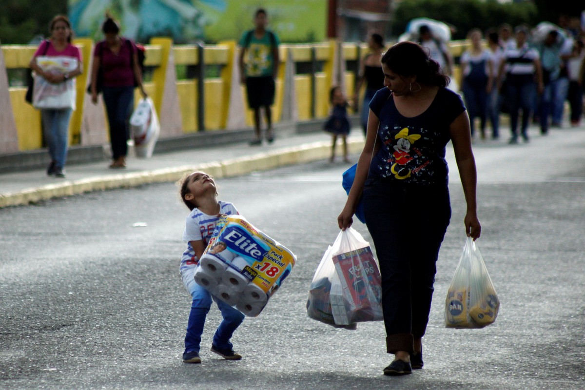 Xot xa canh tre nho xep hang mua nhu yeu pham o Venezuela