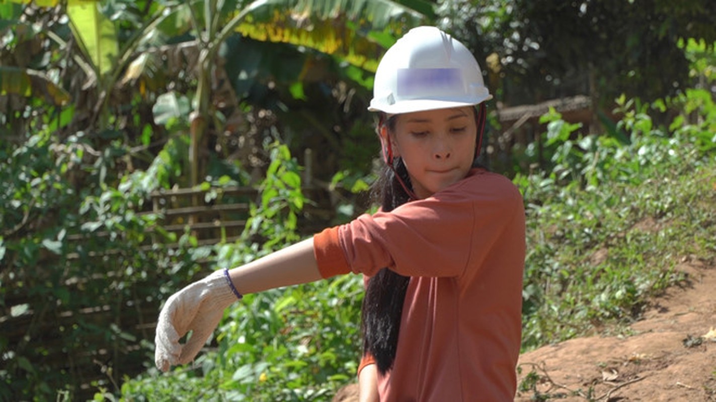 Ngam nhan sac Tieu Vy khi de mat moc va mac quan ao binh di-Hinh-2