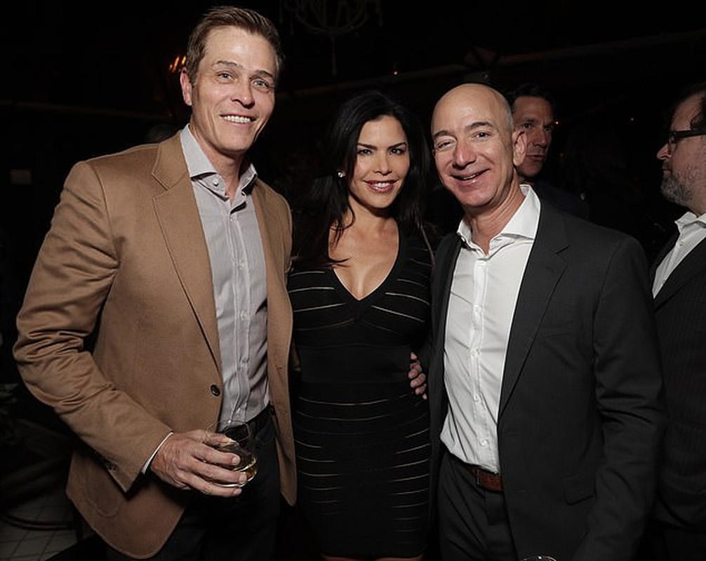 Thoi trang nong bong cua nguoi phu nu khien CEO Amazon Jeff Bezos bo vo-Hinh-3