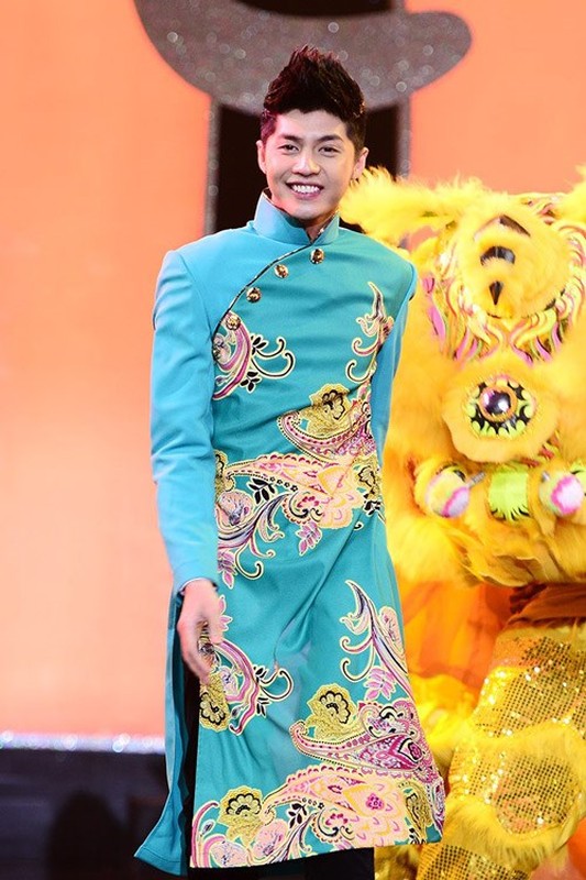 Xem cac my nam Viet “xung xinh” ao dai du xuan don Tet-Hinh-14