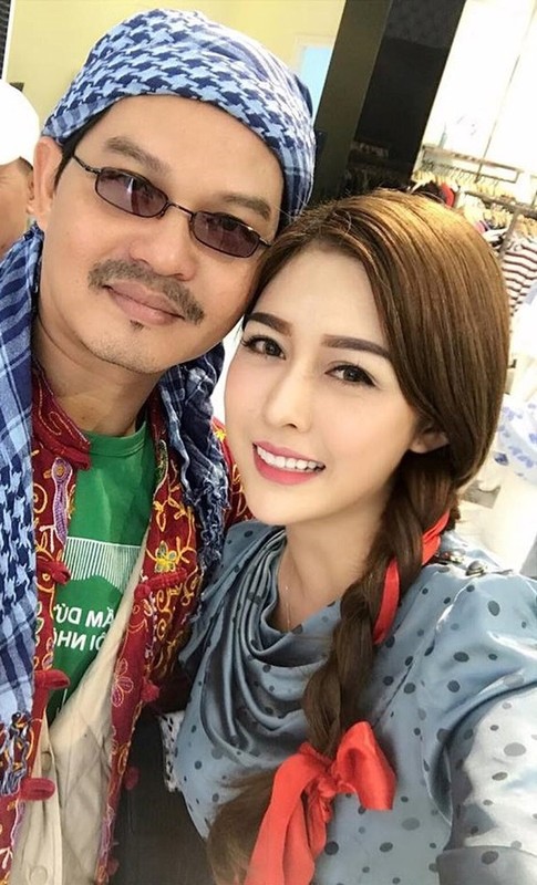 Dan nguoi dep xuat hien ben NSND Trung Hieu truoc khi cuoi vo kem 19 tuoi-Hinh-4