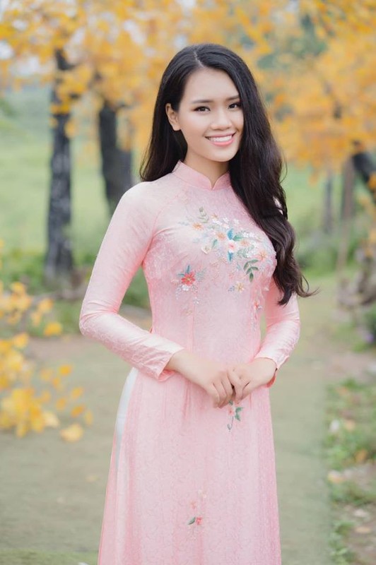 Thoi trang ao dai duyen dang cua nu sinh tang hoa tien TT Trump-Hinh-4