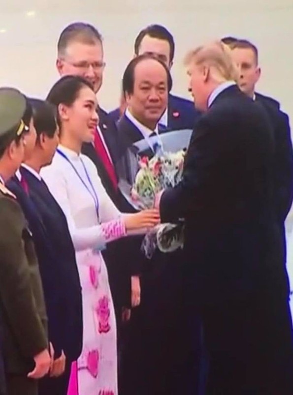 Thoi trang ao dai duyen dang cua nu sinh tang hoa tien TT Trump