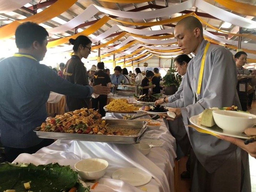 Cac mon an chay doc dao duoc phuc vu tai Dai le Vesak 2019-Hinh-4