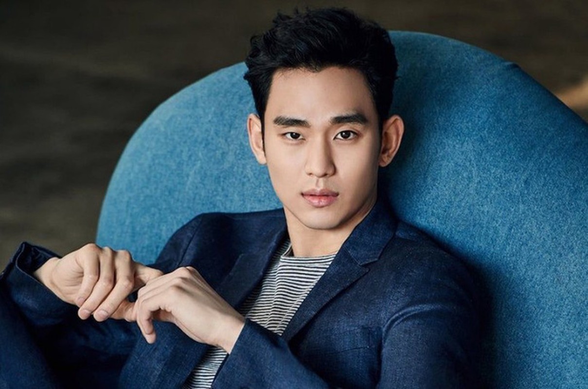 Gu thoi trang lich lam cua “cu giao” Kim Soo Hyun sau 3 nam vang bong-Hinh-9