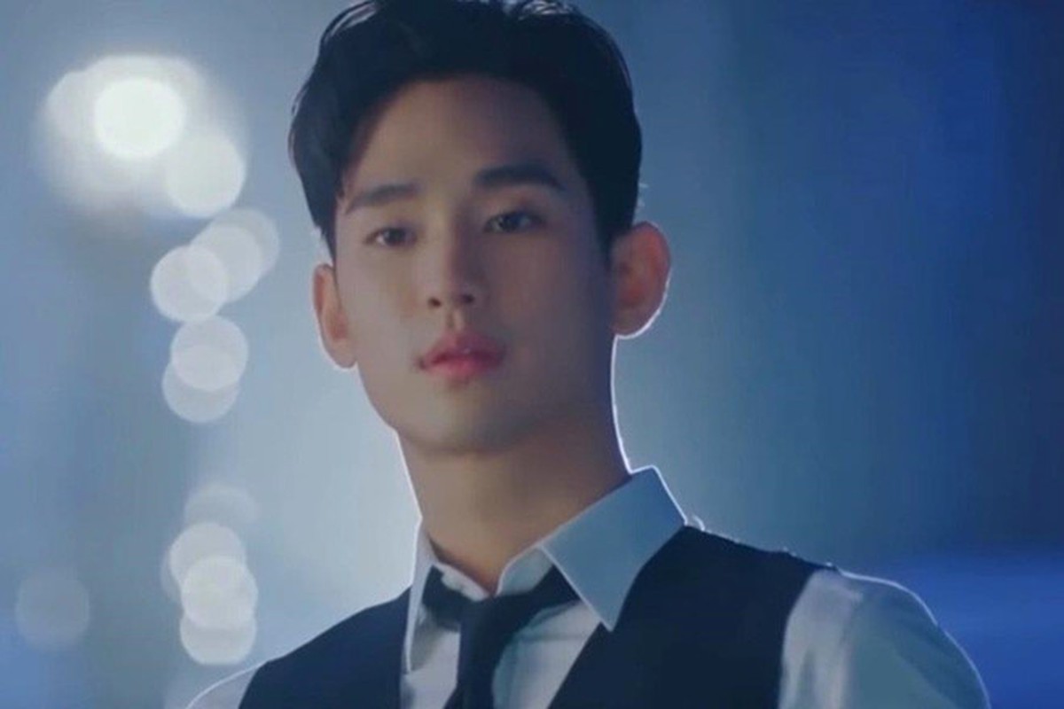 Gu thoi trang lich lam cua “cu giao” Kim Soo Hyun sau 3 nam vang bong