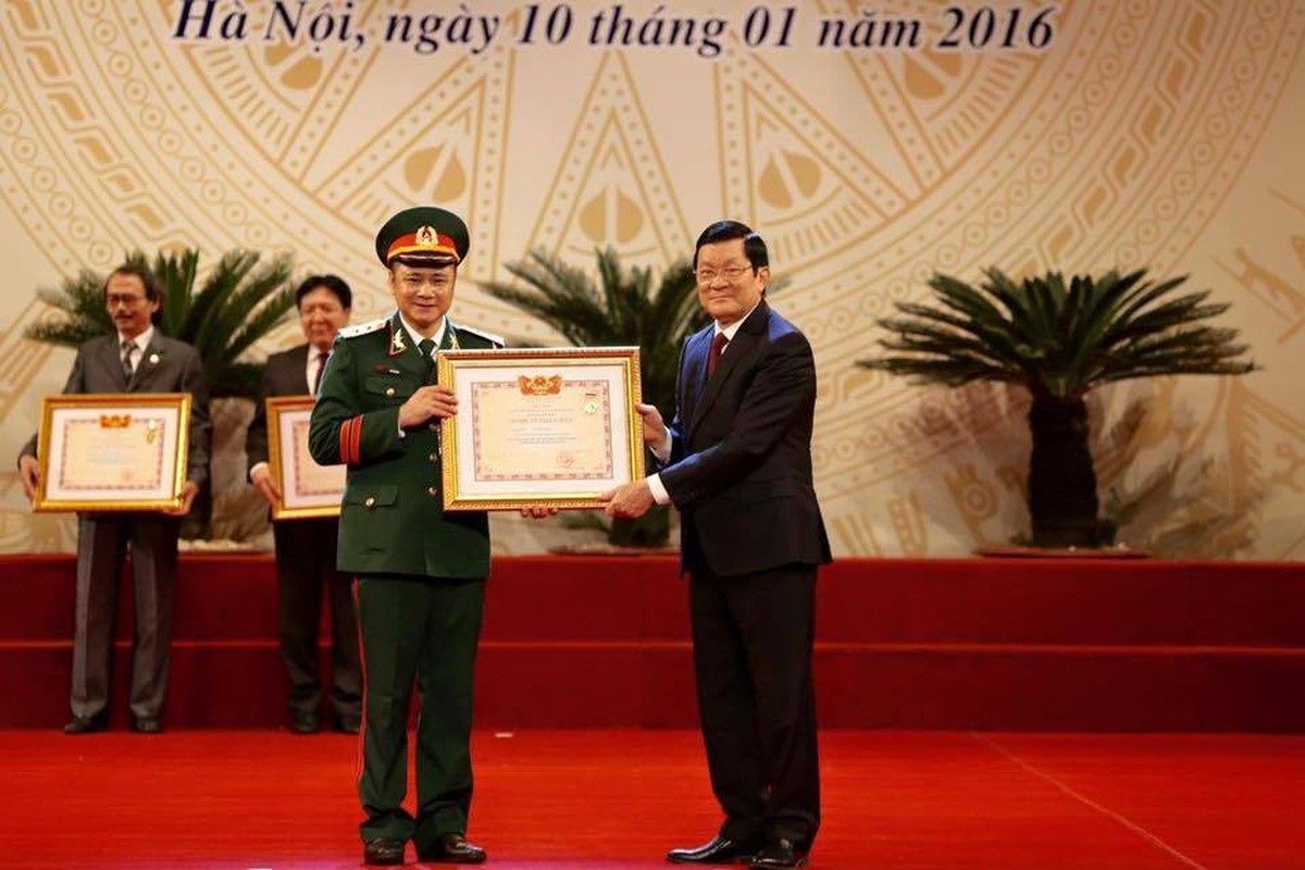 Cuoc song binh yen ben vo hai va tai san cua NSND Tu Long