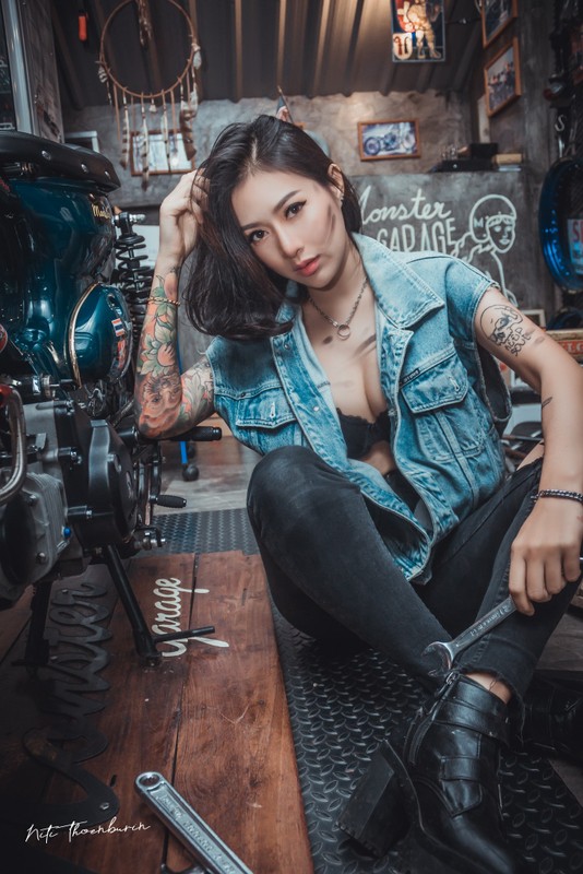 Xe & nguoi dep: Hot girl xam tro khoe dang trong garage mo to cu-Hinh-2