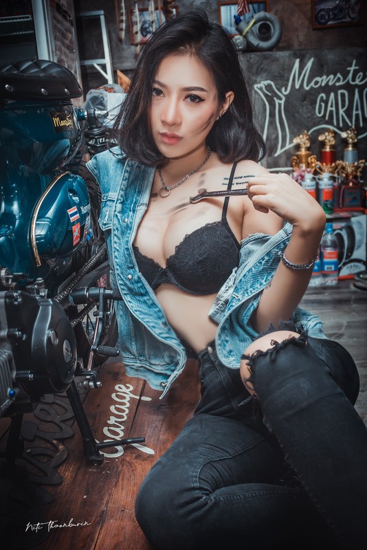 Xe & nguoi dep: Hot girl xam tro khoe dang trong garage mo to cu-Hinh-7