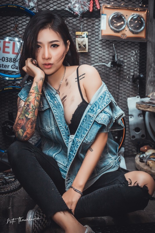 Xe & nguoi dep: Hot girl xam tro khoe dang trong garage mo to cu-Hinh-8