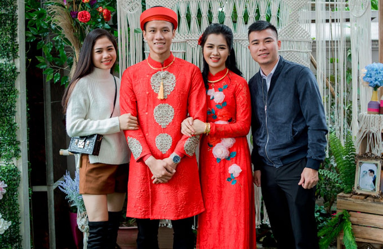 Cac cau thu Viet banh bao trong ta ao dai truyen thong-Hinh-10