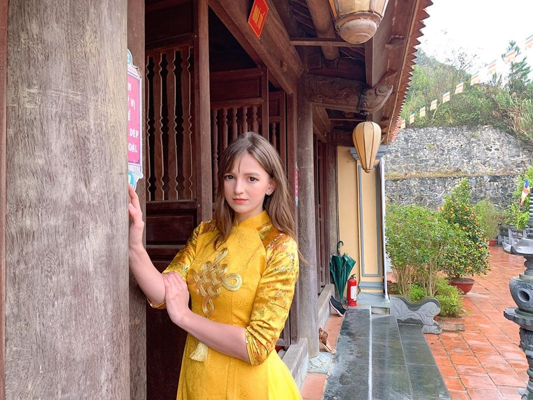 Me man nhung lan mac ao dai duyen dang cua nu DJ Ukraine nong bong