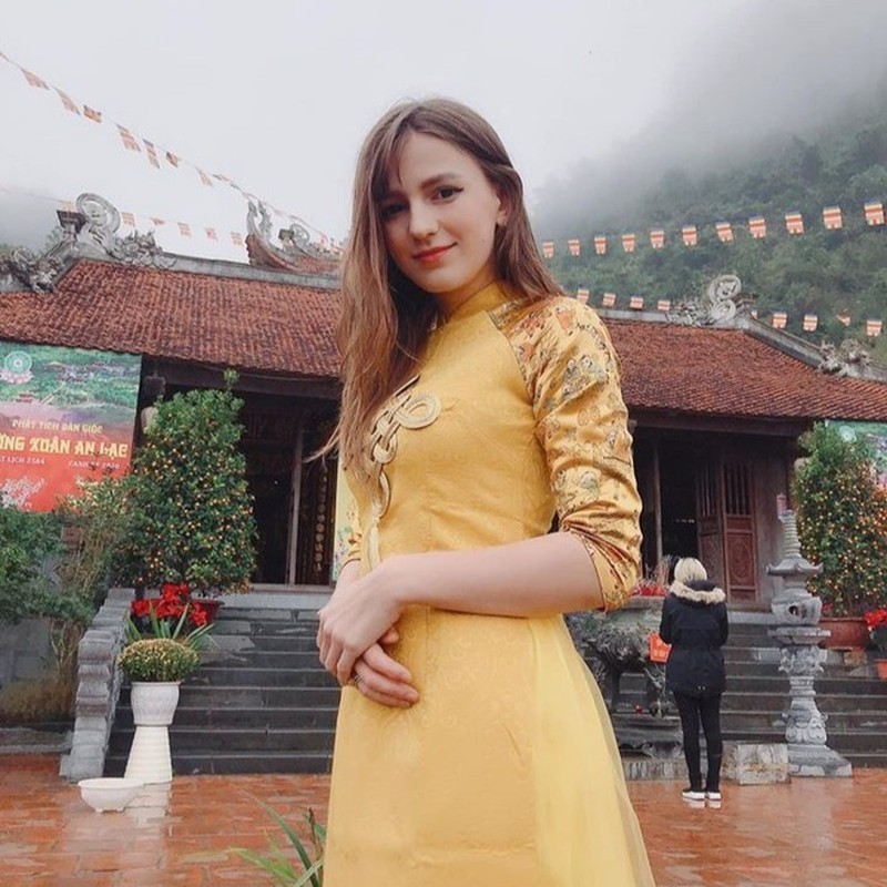 Vo chong Hai Que, 'Ngan - Ha Lan' khoe mac ao dai don Tet-Hinh-4