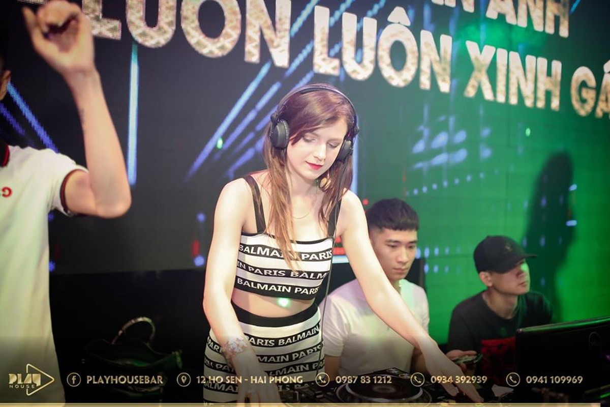 Nu DJ Ukraine so huu voc dang nong bong nho tap yoga-Hinh-11