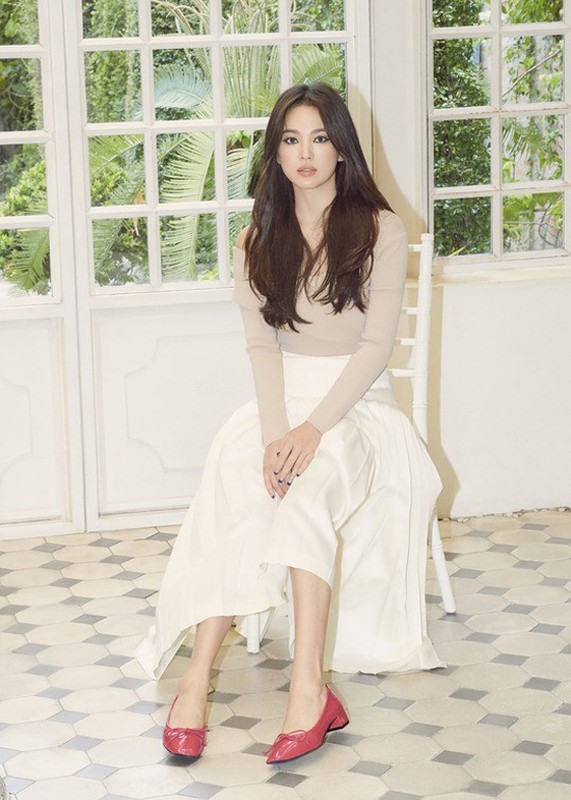 Hau ly hon, Song Hye Kyo “dot mat” nguoi nhin boi phong cach thoi trang goi cam-Hinh-11