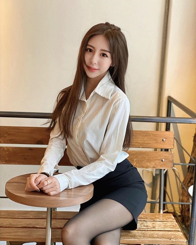 Nu tiep vien hang khong Dai Loan an mac goi cam khi roi dong phuc bay-Hinh-9