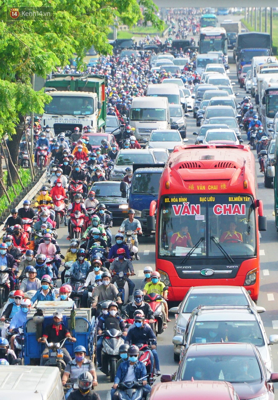 Hang ngan nguoi ve que va du lich dip 30/4, Sai Gon ket xe nghiem trong cac cua ngo-Hinh-3