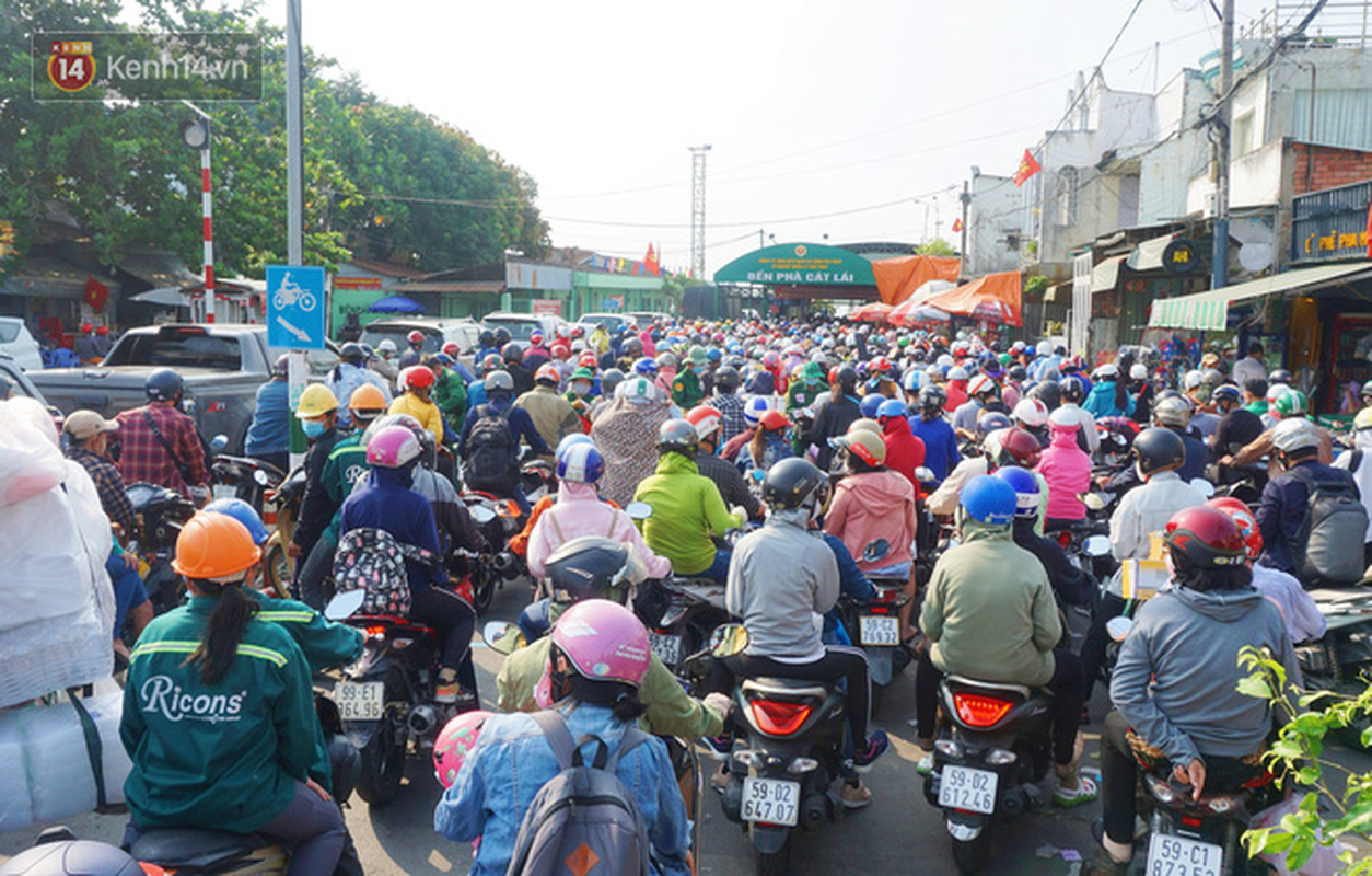 Hang ngan nguoi ve que va du lich dip 30/4, Sai Gon ket xe nghiem trong cac cua ngo-Hinh-4