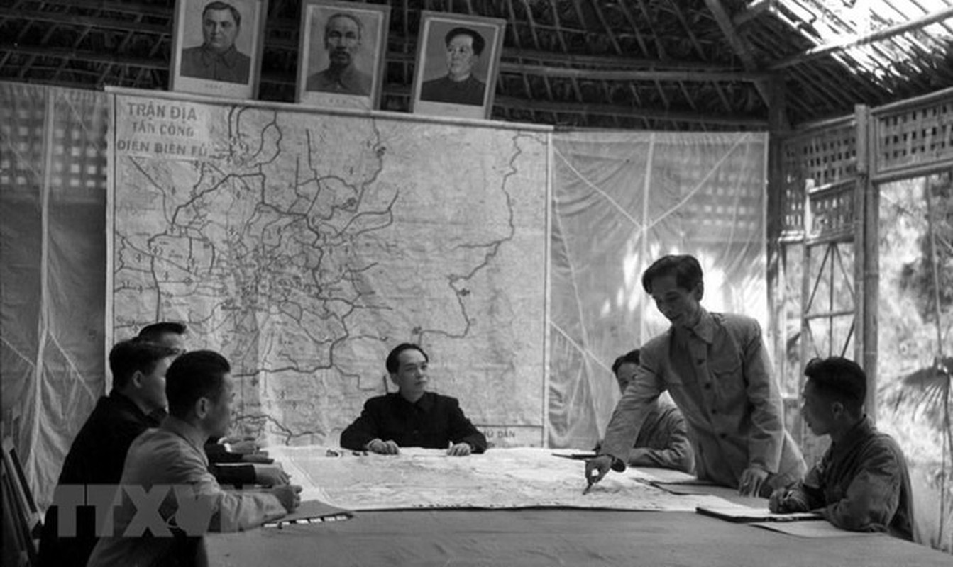 Bac Ho va Dai tuong Vo Nguyen Giap trong Chien dich Dien Bien Phu-Hinh-6