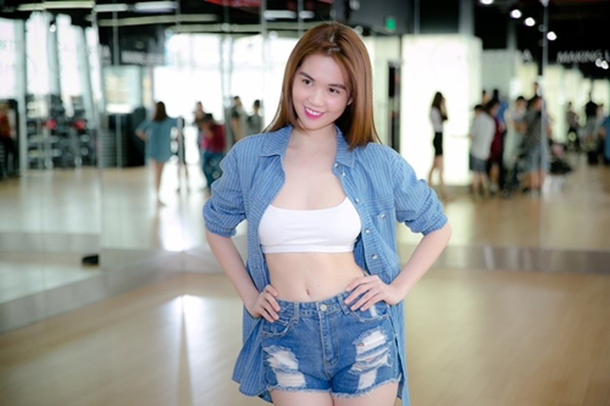 “Nhuc mat” loat bai tap sexy dance giup Ngoc Trinh giu dang nong bong-Hinh-11