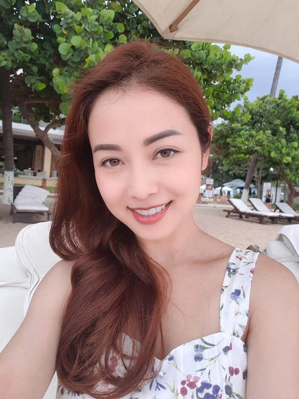 Phong cach thoi trang goi cam, sexy cua em gai Jennifer Pham-Hinh-3