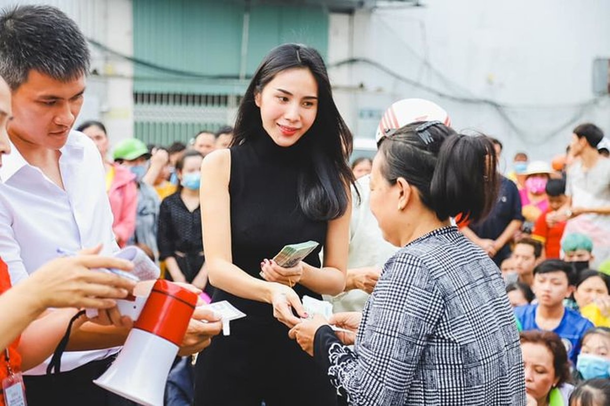 Ngam trang phuc gian di cua Thuy Tien trong moi chuyen di tu thien-Hinh-11